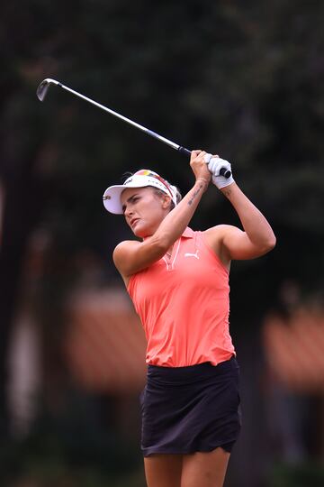 Estrella precoz en todo, Lexi Thompson pilló por sorpresa al mundo del golf cuando anunció que, a los 29 años, dejará de jugar un calendario completo a partir de esta temporada. Con solo 12 años se clasificó para el US Open, entonces la más joven de la historia en conseguirlo. A los 15 ya era profesional y a los 16, campeona en el LPGA tras ganar el Navistar Classic. Nadie ha estrenado su palmarés tan pronto en el circuito femenino. En los siguientes 13 años se agenciaría otros 15 torneos, solo uno de ellos major, el Kraft Nabisco Championship (el actual Chevron) de 2014. Una serie de éxitos que atrajo un nivel de atención que por momentos se le hizo insoportable. 