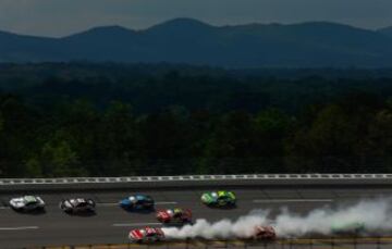 Carrera en la pista de Talladega en Alabama, uno de los óvalos más rápidos y largos de la temporada con más de 4,1 km. En dicha pista, como en Daytona, las velocidades son muy altas, debido tanto a su longitud como a sus peraltes; por tanto en todas las categorías se le colocan dos placas restrictoras de velocidad, sobre todo en la boca del carburador, impidiendo que el motor desarrolle más caballaje dejando a los vehículos con la mitad de la potencia de los motores.