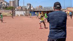 “Hacer entrenar a los futbolistas en cancha de tierra no es un castigo, es volver a las raíces”