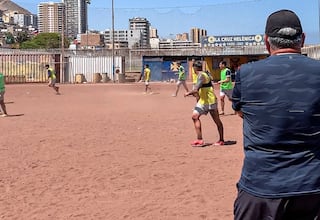 “Hacer entrenar a los futbolistas en cancha de tierra no es un castigo, es volver a las raíces”