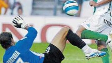 <b>PARA LOS ANALES. </b>El regate de tacón de Maldonado a Sarriegi fue lo mejor del partido. En la imagen, en una jugada con Aranzubia.