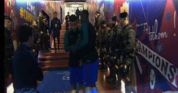 Los mossos d´esquadra en el túnel de vestuario junto a los jugadores del Barça.