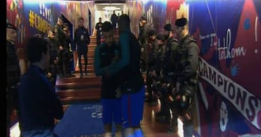 ¿Qué hacían tantos mossos d' esquadra en el túnel de vestuarios del Camp Nou?