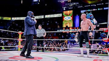 Momento en que el Hechicero le hace frente a Claudio Castagnoli en la Arena México del CMLL.