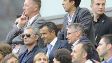 Jos&eacute; Mourinho, en el palco, junto a su hijo y su repesentante, Jorge Mendes, en el partido Espa&ntilde;a-Italia de la Eurocopa 2012.