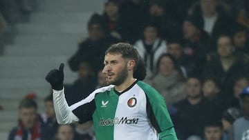 Villeneuve D'ascq (France), 29/01/2025.- Santiago Gimenez of Feyenoord celebrates with his team mates after scoring the 1-1 goal during the UEFA Champions League match between LOSC Lille and Feyenoord Rotterdam in Villeneuve-d'Ascq, France, 29 January 2025. (Liga de Campeones, Francia) EFE/EPA/MOHAMMED BADRA