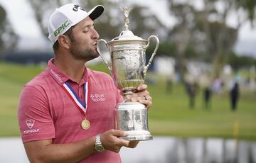 Jon Rahm logró su rimer grande sobre el recorrido de Torrey Pines tan solo dos semanas después de que le obligasen a retirarse del Memorial tras dar positivo en coronavirus. Dos espectaculares birdies en los hoyos 17 y 18 le permitieron superar a oosthuiz