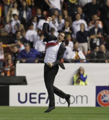 Estuvo cuatro temporadas en el Valencia (desde 2008 hasta 2012). En la primera lo meti¨® en la UEFA y en las otas tres acab¨® tercero, cumpliendo el objetivo del club, a pesar de que iba perdiendo jugadores a?o a a?o. Siempre fue discutido por la mayor parte de la afici¨®n. A?os despu¨¦s lleg¨® a Valencia con el Sevilla para jugarse el paso a la final de la Europa League. Casi acaba humillado pero el gol de M'bia le dio la vuelta a todo. Acab¨® saltando al campo para celebrarlo. Algo que no gust¨® nada a Mestalla.