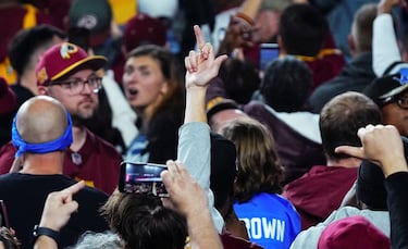 Watch Trump’s cringe “play-calling” during Commanders-Lions game