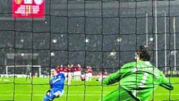 <b>FALLO LETAL.</b> Terry se resbaló y falló el penalti que le dio al Manchester su tercera Copa de Europa.