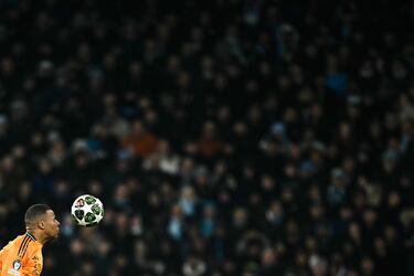 Remate del jugador francés del Real Madrid, Kylian Mbappé, durante el duelo frente al Manchester City.