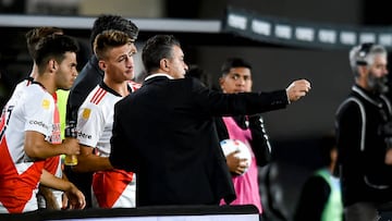 BUENOS AIRES, ARGENTINA - APRIL 24:  Marcelo Gallardo coach of River Plate gives instructions to his team players during a match between River Plate and Atletico Tucuman as part of Copa de la Liga 2022 at Estadio Monumental Antonio Vespucio Liberti on April 24, 2022 in Buenos Aires, Argentina. (Photo by Marcelo Endelli/Getty Images)