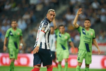 Tras conseguir el título del Apertura 2019, distintos jugadores de Monterrey decidieron pintarse el cabello, Rogelio Funes Mori fue uno de ellos.