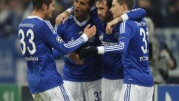 Un gol de Christian Fuchs pone al Schalke en octavos de final