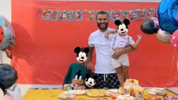 Jesé disfruta con retraso del cumpleaños de su hijo con Aurah Ruiz.