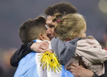 Diego Simeone con sus hijos.