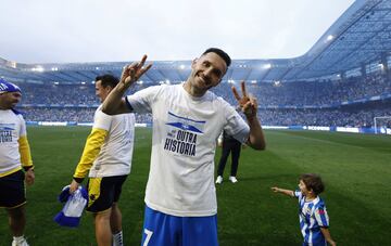 Los jugadores del Deportivo de La Coruña celebran en el estadio de Riazor el ascenso a segunda división. En la imagen Lucas Pérez.