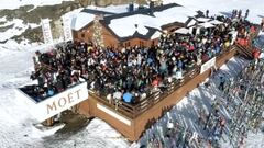 Vista general de una fiesta en el Mo&euml;t Winter Lounge de Baqueira Beret (Val d&#039;Aran, Lleida), local de apr&egrave;s ski situado en el Sector Orri de la estaci&oacute;n de esqu&iacute;, a 1.800 metros de altitud.