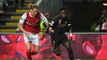 Sporting Braga's Turkish defender #05 Serdar Saatci fights for the ball with Real Madrid's Brazilian forward #07 Vinicius Junior during the UEFA Champions League 1st round day 3 Group C football match between SC Braga and Real Madrid CF at the Municipal stadium of Braga on October 24, 2023. (Photo by MIGUEL RIOPA / AFP)