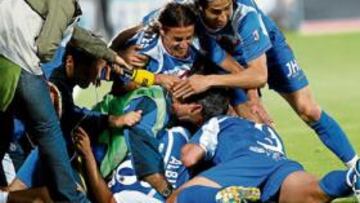 <b>LA FIESTA DE LA REMONTADA. </b>Los jugadores del Getafe celebran uno de los goles que les dieron la victoria y la salvación virtual.