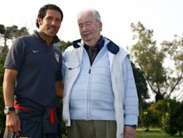 El 'cholo' posa junto a Julio Grondona, presidente de la Asociación de Fútbol Argentino.