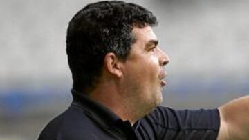 <b>CAUTELOSO. </b>Onésimo, técnico del Huesca, es optimista pero advierte del peligro de la Ponferradina.