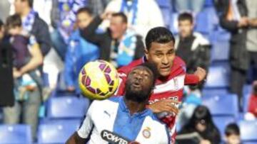 El defensa colombiano del Granada, Jeison Murillo (d), disputa la pelota ante el delantero ecuatoriano del Espanyol, Felipe Caicedo (i), durante el encuentro de la décimoquinta jornada de liga de Primera División disputado en el estadio de Cornellá-El Prat.