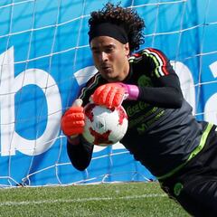 Memo Ochoa, el portero más goleado y el que más paradas ha hecho