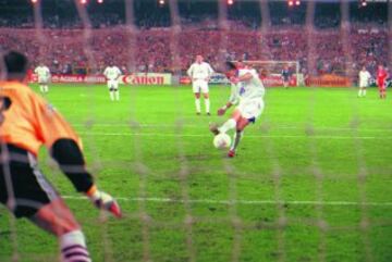 Fernando Hierro marca de penalti el 3-0 al Bayer Leverkusen durante los cuartos de final de la Champions de 1998. 