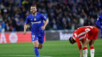 GETAFE (MADRID), 25/11/2023.- El delantero del Getafe CF Borja Mayoral celebra su gol, segundo del equipo ante la UD Almer¨ªa, durante el partido de la jornada 14 de LaLiga que Getafe CF y UD Almer¨ªa disputan hoy s¨¢bado en el Coliseum de Getafe. EFE/Rodrigo Jim¨¦nez