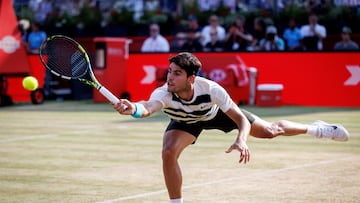 LONDON (United Kingdom), 19/06/2025.- Carlos Alcaraz of Spain in action during his second round match against Jaume Munar of Spain at the Queen's Club Championships tennis tournament in London, Britain, 19 June 2025. (Tenis, Espa?a, Reino Unido, Londres) EFE/EPA/TOLGA AKMEN
