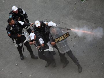 Aficionados de Flamengo y policías se pelearon durante el festejo por el título continental conseguido por el conjunto carioca.