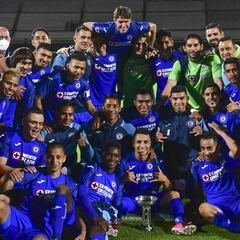 Fan del América celebra en el Ángel el título de Cruz Azul en la Copa GNP