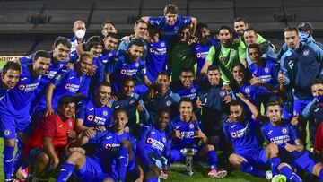Fan del América celebra en el Ángel el título de Cruz Azul en la Copa GNP