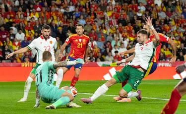 3-0. Aleix García llega al área búlgara , pone un pase atrás y en el intento de despejar, Atanas Chernev manda el balón al fondo de su portería.