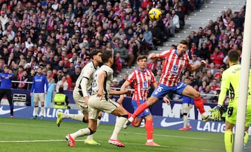 Lenglet toca de cabeza para asistir a Julin en el Atltico-Osasuna.