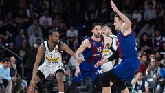 Kevin Punter, Tomas Satoranski y Jan Vesely durante un Barça-Partizán de Belgrado de Euroliga.