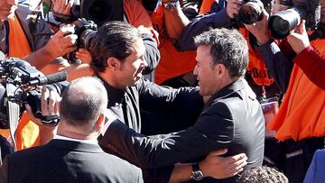 Simeone y Luis Enrique se saludan antes de un partido.