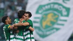 Los jugadores del Sporting de Lisboa celebran un gol.