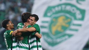 Los jugadores del Sporting de Lisboa celebran un gol.
