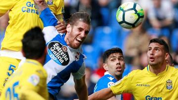 GRAF4442. LA CORUÑA, 17/03/2018.- El defensa de UD Las Palmas, David García (i), disputa el balón contra el defensa del Deportivo La Coruña, Raúl Albentosa (2i), ante la mirada de su compañero Juan Francisco Moren