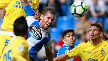 GRAF4442. LA CORU&Ntilde;A, 17/03/2018.- El defensa de UD Las Palmas, David Garc&iacute;a (i), disputa el bal&oacute;n contra el defensa del Deportivo La Coru&ntilde;a, Ra&uacute;l Albentosa (2i), ante la mirada de su compa&ntilde;ero Juan Francisco Moren