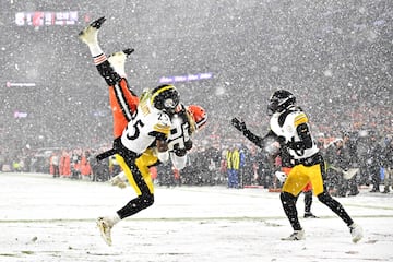 David Njoku de los Cleveland Browns anota una conversi¨®n de dos puntos ante la defensa de DeShon Elliott de los Pittsburgh Steelers.