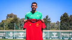 Borja Iglesias posa con la camiseta de la selección española en la ciudad deportiva del Betis. @RealBetis