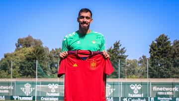 Borja Iglesias posa con la camiseta de la selección española en la ciudad deportiva del Betis. @RealBetis