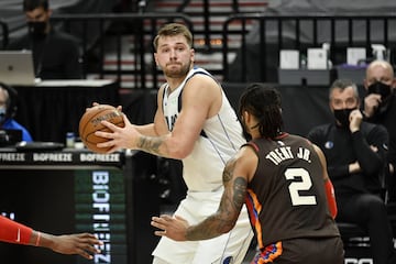 El base esloveno (22 años y 2,01 m) suma ya tres temporadas en una NBA rendida a su calidad. No es solo su capacidad para anotar y asistir, sino también su madurez ‘irracional’ para cargar sobre su espalda el liderazgo de Dallas Mavericks con solo 22 primaveras. Canterano del Madrid, desde muy joven dio muestras de su capacidad para dominar sobre una cancha. Es uno de esos niños prodigio que se ven una vez cada mucho tiempo. Y su palmarés así lo atestigua: una Euroliga con el Madrid, la de 2018, que vino acompañada del MVP de la competición. Tres Ligas, dos Copas… Con Eslovenia, el oro en el Eurobasket de Turquía 2017. En la NBA ya ha sido dos veces All Star además de Rookie del año en su primera temporada.