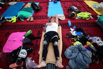 Los participantes descansan en el campamento después del final de la Etapa 3 de la 13ª edición de Titan Desert 2018 entre Alnif y Rissani, en el centro de Marruecos