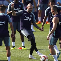 Fichar a Aleix Vidal pasa de opción a obligación en Nervión