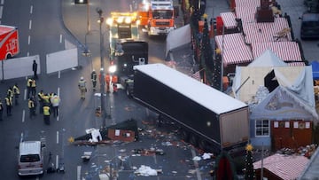 A tow truck operates at the scene where a truck ploughed through a crowd at a Christmas market on Breitscheidplatz square near the fashionable Kurfuerstendamm avenue in the west of Berlin, Germany, December 20, 2016. REUTERS/Fabrizio Bensch