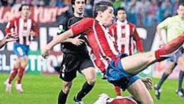 <b>EL NIÑO IMPARABLE. </b>Torres fue el atlético más activo, con arrancadas continuas frente a las que poco pudieron hacer Sarriegi (6) y Expósito (2). Sólo le faltó suerte en el remate.